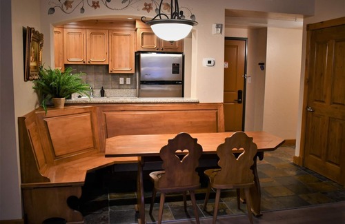Midway Villa | Adventure Hub~Nordic Ski, Snowmobile & Snow Shoeing Villa 3050-2