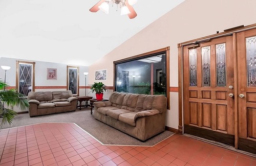 Summit Resort | Affordability Meets Comfort in the Knights Inn Ashland! Pool, Pet-Friendly!