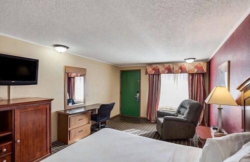 Summit Resort | Affordability Meets Comfort in the Knights Inn Ashland! Pool, Pet-Friendly!