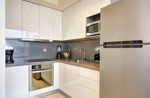 Downtown Condo | Affordable 2 Bedroom, Rooftop Pool, Balcony, Security, Garage, Smart TV 407n