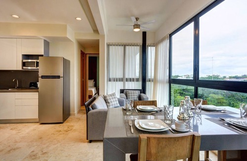 Downtown Condo | Affordable 2 Bedroom, Rooftop Pool, Balcony, Security, Garage, Smart TV 407n