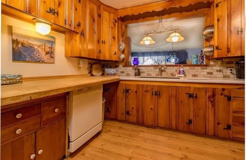 Plymouth House | Affordable Dog Friendly Beach Cottage quick walk to the Beach
