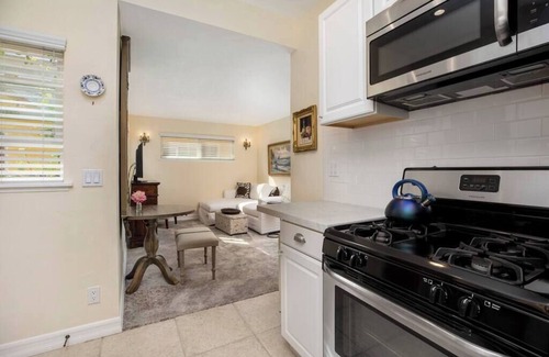 West Beach Apartment | Affordable Executive Getaway #11 — blocks to the Beach, Downtown & the Funk Zone