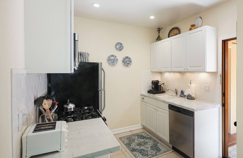 West Beach Apartment | Affordable Executive Getaway #11 — blocks to the Beach, Downtown & the Funk Zone