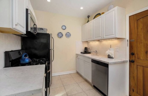 West Beach Apartment | Affordable Executive Getaway #11 — blocks to the Beach, Downtown & the Funk Zone