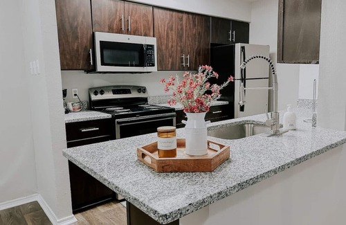 South Side Apartment | Affordable Family Stay: Kid & Pet Friendly