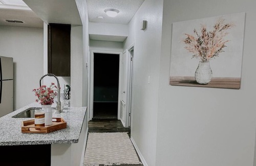 South Side Apartment | Affordable Family Stay: Kid & Pet Friendly