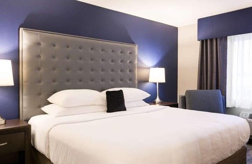 Auburn House | Affordable Getaway! Free Parking, Free Breakfast, Close to Museum of Glass
