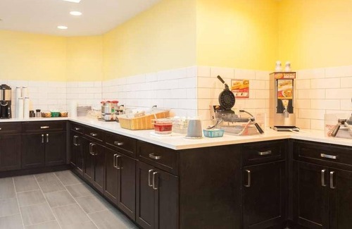 Auburn House | Affordable Getaway! Free Parking, Free Breakfast, Close to Museum of Glass
