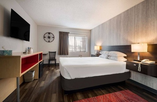 Ontario Hotel | Affordable Getaway! Indoor Pool, Pets Allowed, Free Breakfast, Free Parking