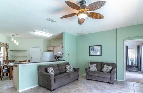 Esprit House | Affordable Pool Home, Golf Course Community on Lake Davenport,15 Minutes to Disney