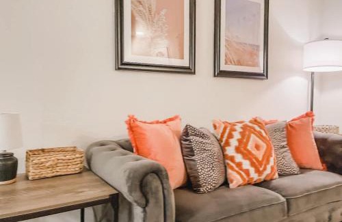 Tallahassee House | Affordable Retro Retreat 80s Townhome
