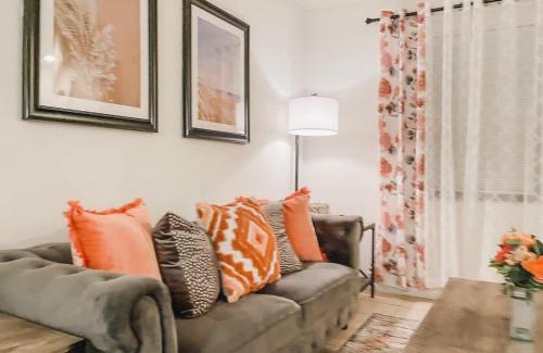 Tallahassee House | Affordable Retro Retreat 80s Townhome