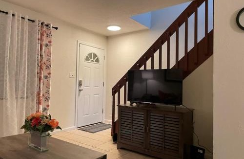 Tallahassee House | Affordable Retro Retreat 80s Townhome