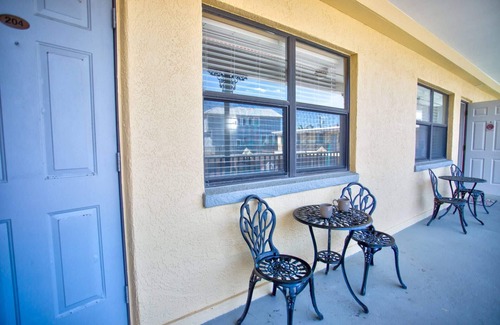 Redington Beach Condo | Affordable! Steps to Beach, King Bed, Grill, Free WiFi &TV, Great Dinning & Shopping.