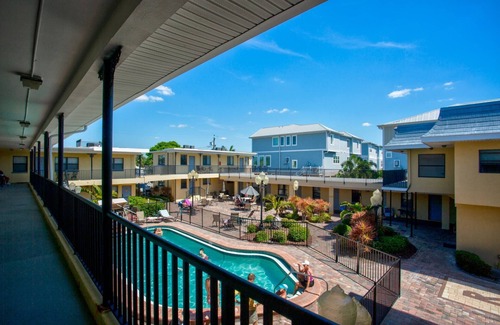 Redington Beach Condo | Affordable! Steps to Beach, King Bed, Grill, Free WiFi &TV, Great Dinning & Shopping.