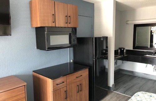 San Antonio Hotel | Affordable Studio w/Kitchenette Near The Alamo – Ideal for Explorers w/Parking