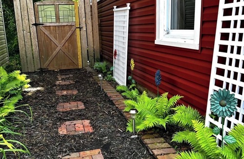 Williamsburg House | AFORDABLE & CHARMING HOME - Enjoy Urban Life & Nature! Hike, Bike, Shop & Dine!n
