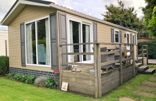 Sint Maarten House | After a day at the beach or a visit to one of the villages or towns in the area, it is wonderful to come home to this 4-person chalet. Would you like to bring your dog? He is very welcome in this chalet!