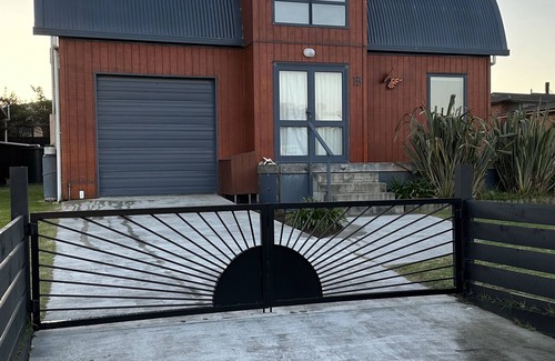Hokio Beach House | After Dune Delight n3 Bedroom, 2 Bathroom, fully fenced Home