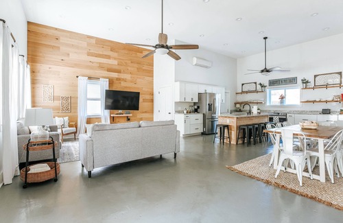 Afton House | Afton Clubhouse: Central to Wineries + Hot Tub