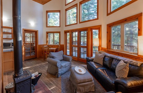 Ashland Cabin | Agate Flats Cabin w/Jacuzzi and Wood Stove at Green Springs Inn
