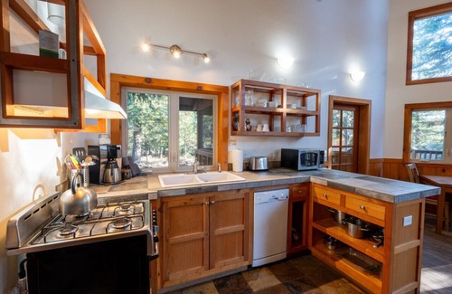 Ashland Cabin | Agate Flats Cabin w/Jacuzzi and Wood Stove at Green Springs Inn