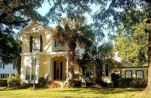 Mobile House | Agatha's Historic Home Free Parking Wi-Fi Deck