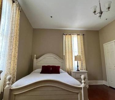 Mobile House | Agatha's Historic Home Free Parking Wi-Fi Deck