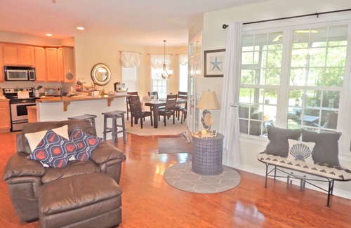 Hampstead House | Agave Palms On Gold Leaf-BeachLife,Private Large Backyard,Grill,FirePit + More!