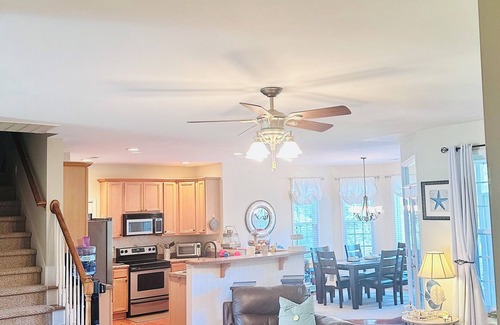 Hampstead House | Agave Palms On Gold Leaf-BeachLife,Private Large Backyard,Grill,FirePit + More!