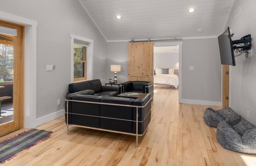 Fairview House | Agern Cottage A peaceful mountain retreat, close to hiking, biking and Asheville