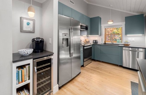 Fairview House | Agern Cottage A peaceful mountain retreat, close to hiking, biking and Asheville