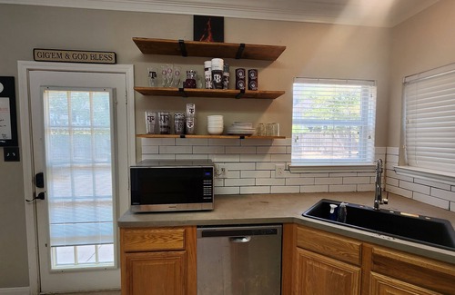 College Station House | AGGIELAND RETREAT! CLOSE TO KYLE FIELD FAMILY FRIENDLY AND FULLY FURNISHED.