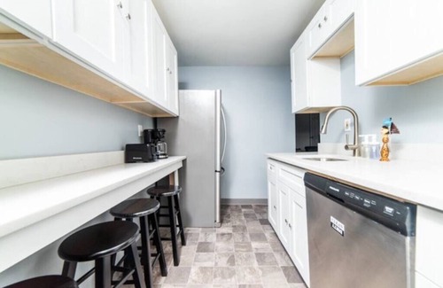 Central Northside Apartment | - AGH Walkable - Free Parking - Washer & Dryer -