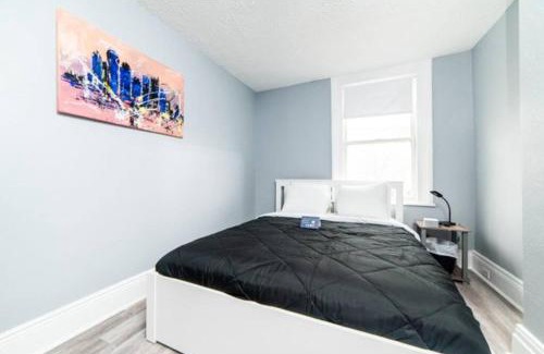 Central Northside Apartment | - AGH Walkable - Free Parking - Washer & Dryer -