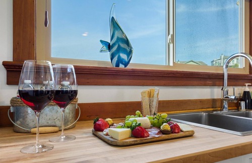 Dillon Beach House | Agua La Vista~Prime hangout for ocean views and dolphin fun! HotTub/Pup/WiFi