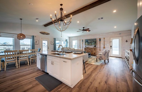 Jamaica Beach House | Agua Vista Waterfront Home 💥Hot Tub💥Sun Deck-Fish off Patio🎣Kayaks provided🛶