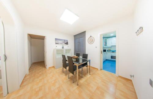 Cornella de Llobregat Apartment | Ahllenrock BCN Sud, Cornellà, metro, tram, aero