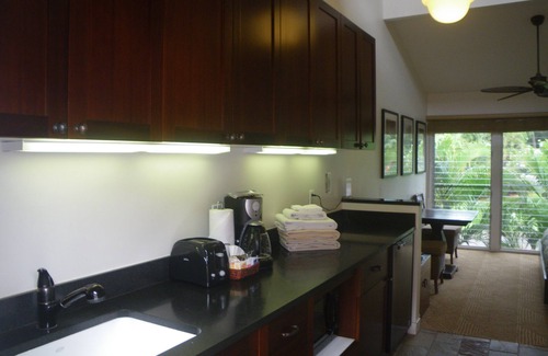 Historic Lahaina Front Street Apartment | Aina Nalu Studio, Great Rates & Location, AC & WIFI, 2 Pools & Jacuzzi