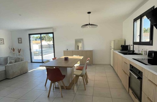Grayan-Et-L'Hopital House | Air-conditioned villa near the sea with swimming pool