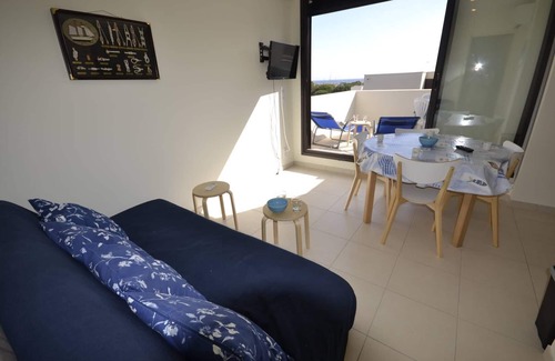 La Faviere Apartment | AIR-CONDITIONED APARTMENT LA RADE ENSOLEILLEE COTE TERRE