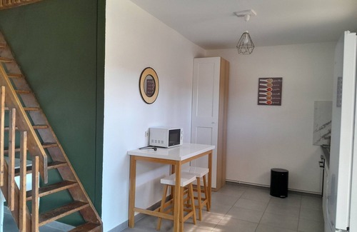 Eyragues House | Air-conditioned, fenced-in, comfortable Provence gite close to shops.