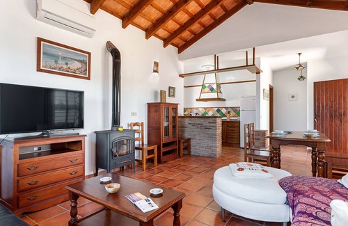 Zahora House | Air-conditioned Holiday Home with Patio, Pool, Wi-Fi and Lawn