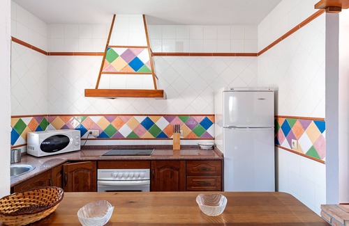 Zahora House | Air-conditioned Holiday Home with Patio, Pool, Wi-Fi and Lawn