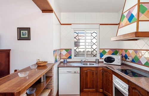 Zahora House | Air-conditioned Holiday Home with Patio, Pool, Wi-Fi and Lawn
