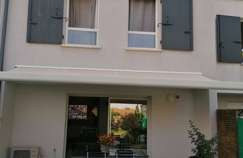 Vergeze House | Air-conditioned house in private residence. Large terrace with awning.