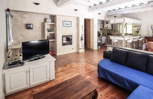 Le Barroux House | Air-conditioned Mas provençal in Le Barroux, Mont-Ventoux, Vaucluse with fenced pool, pets.