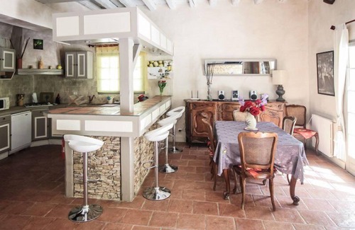 Le Barroux House | Air-conditioned Mas provençal in Le Barroux, Mont-Ventoux, Vaucluse with fenced pool, pets.