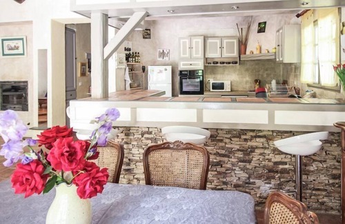 Le Barroux House | Air-conditioned Mas provençal in Le Barroux, Mont-Ventoux, Vaucluse with fenced pool, pets.